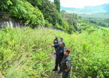 MUHAMMAD Abdul Halim (dua kanan) bersama anggota Pasukan Gerakan Am meninjau kawasan sempadan di Wang Kelian, Perlis baru-baru ini. –  MINGGUAN/IZLIZAN OTHMAN