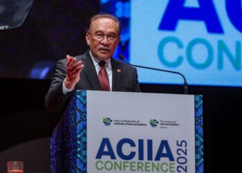 ANWAR Ibrahim menyampaikan ucapan pada Majlis Perasmian Persidangan Konfederasi Asia Juruaudit Dalaman (ACIIA) 2025 di Pusat Konvesyen Kuala Lumpur, semalam. – UTUSAN/MUHAMAD IQBAL ROSLI