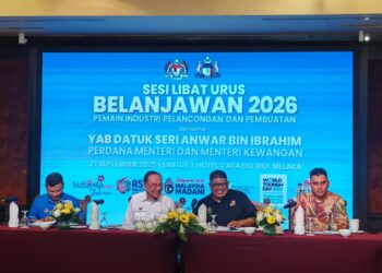 ANWAR Ibrahim bersama Ketua Menteri Melaka, Datuk Seri Ab Rauf Yusoh pada Sesi Libat Urus Belanjawan 2026 Pemain Industri Pelancongan dan Pembuatan bersama Perdana Menteri di Kota Laksamana, Melaka hari ini.-UTUSAN/AMRAN ALI