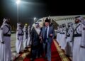 ANWAR Ibrahim disambut Sheikh Saoud Abdulrahman sebaik tiba di Lapangan 
Terbang Antarabangsa Hamad, Doha kelmarin untuk menghadiri Sidang 
Kemuncak Luar Biasa Arab-Islam. – FB ANWAR IBRAHIM