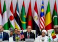 ANWAR Ibrahim ketika menghadiri Sidang Kemuncak Tergempar Arab-Islam yang menghimpunkan pemimpin dan wakil negara anggota Pertubuhan Kerjasama Islam (OIC) di Doha, Qatar, kelmarin. Turut kelihatan Presiden Mesir, Abdel Fattah al-Sisi (kiri). 
– PEJABAT PERDANA MENTERI
