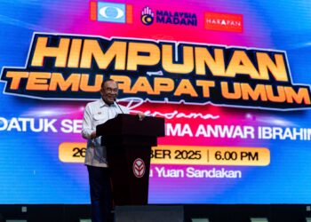 ANWAR Ibrahim semasa jelajah Himpunan Temu Rapat Umum sempena 27 Tahun Reformasi malam tadi di Sandakan, Sabah. FACEBOOK ANWAFR IBRAHIM