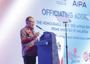 ANWAR Ibrahim berucap merasmikan Perhimpunan Agung Antara Parlimen ASEAN ke-46 (AIPA) di Pusat Dagangan Dunia Kuala Lumpur (WTCKL), semalam. – UTUSAN/FARIZ RUSADIO