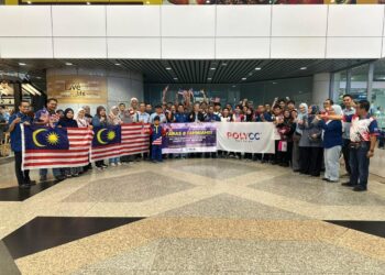 PASUKAN robotik PolyCC bergambar sejurus sebelum berlepas ke Korea
Di Lapangan Terbang Antarabangsa Kuala Lumpur (KLIA) Terminal 1, baru-baru ini.