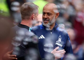 Graham Potter (kiri) bersalaman dengan bekas pengurus Nottingham Forest dari Portugal, Nuno Espirito Santo pada Mei lalu. - AFP