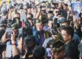 ANWAR Ibrahim (tengah) beramah mesra dengan orang ramai dan para pesilat semasa menyertai Himpunan Pendekar Madani di Politeknik Seberang Perai (PSP), Pulau Pinang, semalam. – UTUSAN/DANIAL SAAD