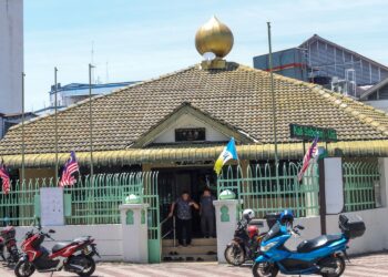 MASJID Jamek Titi Papan yang dibina pada 1841 merupakan salah satu daripada lapan buah masjid di Pulau Pinang yang tidak mempunyai anak kariah. – UTUSAN/DANIAL SAAD