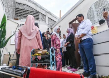 ZALIHA Mustafa ketika melawat rumah yang kehilangan bumbung susulan ribut pada petang semalam di PPR Sri Cempaka. UTUSAN/SYAKIR RADIN