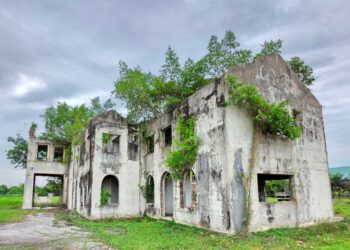 KEADAAN bangunan lama Istana Raja Muda di Teluk Intan ketika tinjauan baru-baru ini. – UTUSAN/AIN SAFRE BIDIN