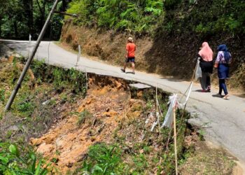 KEADAAN tebing yang runtuh di laluan masuk ke kawasan air terjun di Pusat Rekreasi Lubuk Timah, Simpang Pulai, Perak.