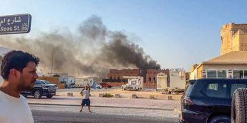 KEPULAN asap hitam kelihatan dari sebuah bangunan selepas letupan akibat serangan udara yang dilancarkan oleh tentera Israel di ibu negara Qatar, Doha, kelmarin, dalam operasi yang menyasarkan pemimpin kanan Hamas. – AFP