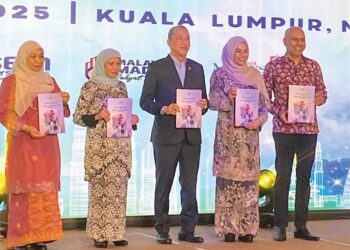 FADILLAH Yusof (tengah) ketika merasmikan pelancaran Pelan Tindakan Kebangsaan Mengenai Wanita, Keamanan dan Keselamatan dan Sidang Kemuncak Wanita, Keamanan dan Keselamatan ASEAN 2025 di Kuala Lumpur, semalam.