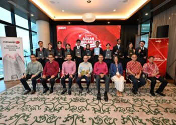 AHMAD Shahriman Mohd Shariff (dua dari kiri) bersama Ketua Pegawai Eksekutif Kumpulan CIMB, Novan Amirudin (tiga dari kiri); Pengerusi Kumpulan CIMB, Datuk Syed Zaid Albar (empat dari kiri) serta pengurusan kanan CIMB dan penerima Biasiswa CIMB ASEAN 2025.