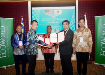 AMINUDDIN Harun (tengah) menyaksikan pemeteraian dua Memorandum Persefahaman (MOU) bersama bank Jepun dalam usaha menarik pelaburan perusahaan kecil dan sederhana (PKS) sempena EXPO 2025 Osaka.