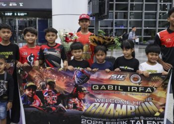 Qabil Irfan Azlan (tengah) disambut peminat-peminat cilik semasa tiba di Balai Ketibaan Lapangan Terbang Antarabangsa Kuala Lumpur (KLIA), Sepang, kelmarin. - UTUSAN/AMIR KHALID