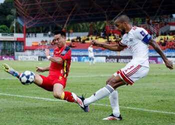 PERTAHANAN Selangor, Quenting Cheng menghadang sepakan pemain Bangkok City, Everton Saturnino pada perlawanan Liga Juara-Juara Asia 2 (ACL 2), di Stadium Majlis Bandaraya Petaling Jaya, di sini hari ini.-UTUSAN/SHIDDIEQIIN ZON