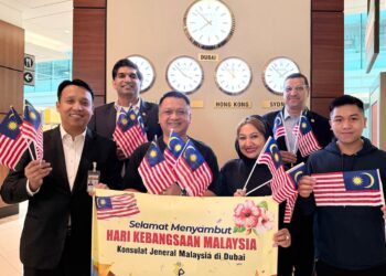 Tuanku Syed Faizuddin Putra Jamalullail bersama Muhammad Imran Muhamad Sedek (belakang kiri) selepas berkenan menyerahkan koleksi Jalur Gemilang daripada Yayasan Tuanku Syed Putra (YTSP) Perlis sempena sambutan Bulan Kemerdekaan di Dubai, UAE, semalam. -  Ihsan YTSP Perlis.