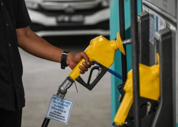 RAKYAT memiliki lesen memandu sah layak membeli 300 liter petrol pada harga RM1.99 seliter, berbanding RM2.05 seliter. GAMBAR HIASAN