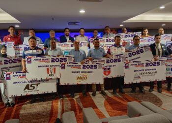 PENGERUSI Jawatankuasa Belia Sukan , Pembangunan, Usahawan, Koperasi dan Sumber Manusia Negeri Johor , Mohd Hairi Mad Shah (tengah) bergambar dengan penaja-penaja di dalam Majlis sidang media Karnival Ragbi Johor, Edisi Ke -13, Tahun 2025 di Grand Paragon Hotel,  Johor Bahru.-UTUSAN BAAZLAN IBRAHIM