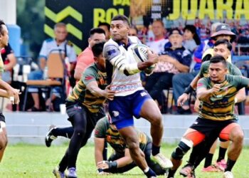 AKSI pasukan Polis Diraja Malaysia (baju putih) menentang Kedah pada perlawanan ragbi Piala Agong di Pusat Latihan Polis (PULAPOL), Kuala Lumpur. PDRM menang 125-0. - IHSAN FADZIL HISHAM TSS