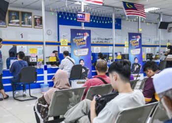 ORANG ramai memperbaharui lesen memandu di kaunter Jabatan Pengangkutan Jalan (JPJ) bagi menerima manfaat subsidi bersasar petrol RON95 atau BUDI95 yang bakal dilaksanakan bermula 30 September 2025 di Pusat Transformasi Bandar (UTC) Keramat, Kuala Lumpur, semalam. - UTUSAN/SYAKIR RADIN