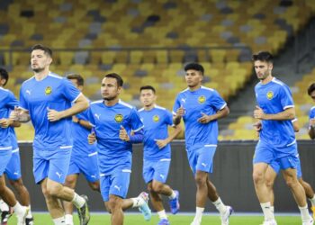 Faisal Halim bersama rakan sepasukan menjalani latihan di Stadium Nasional Bukit Jalil, kelmarin menjelang menentang Singapura dalam aksi antarabangsa hari ini. - UTUSAN/FARIZ RUSADIO