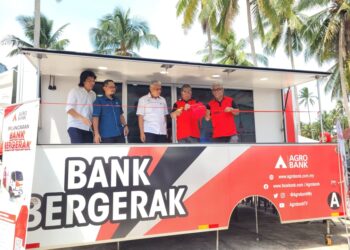 MOHAMAD Sabu (dua dari kanan) menyempurnakan gimik perasmian Bank Bergerak dan Kampung Angkat Madani Agro Bank di Kampung Pantai Mek Mas, Kota Bharu, Kelantan hari ini. - UTUSAN/MUSTAQIM MOHAMED