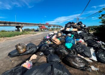LONGGOKAN sampah sebelum dikutip Majlis Daerah Pasir Puteh (MDPP) berhampiran Jambatan Tok Bali, Pasir Puteh, Kelantan. 
– UTUSAN/TOREK SULONG