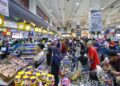 ORANG ramai berbelanja memanfaatkan bantuan Sumbangan Asas Rahmah (SARA) RM100 di Pasaraya Mydin USJ, Subang Jaya, semalam. - UTUSAN/SHIDDIEQIIN ZON