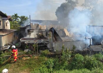KEBAKARAN itu turut memusnahkan kediaman pegawai kanan Jabatan Bomba dan Penyelamat (JBPM) Kudat. - IHSAN JBPM SABAH