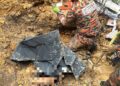 ANGGOTA bomba dan penyelamat mengeluarkan mangsa tertimbus, Kemiey Asphereynda Benny, 10, ditemukan pada pukul 8.45 malam dan disahkan meninggal dunia oleh pasukan perubatan. - IHSAN JBPM SABAH
