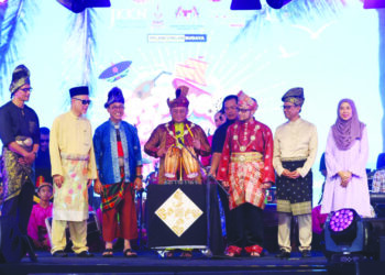 AMIRUDIN Shari memukul gendang sebagai simbolik perasmian Festival Selangor @ Batu Laut 2025 dekat Pantai Batu Laut, Tanjong Sepat, di Kuala Langat, Selangor, semalam. – mingguan/FARIZ RUSADIO