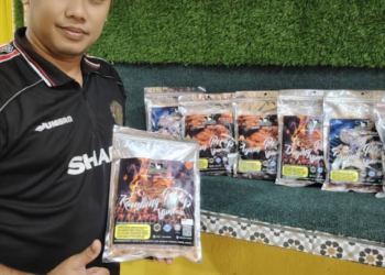 MOHD. Shaiful Abd Talib menunjukkan produk perapan yang dikeluarkan oleh Shaiful Z Enterprise.