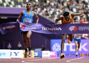 Atlet Tanzania, Alphonce Felix Simbu (kiri) dan atlet Jerma, Amanal Petros melepasi garisan penamat dalam maraton akhir lelaki semasa Kejohanan Olahraga Dunia di Tokyo semalam. - AFP