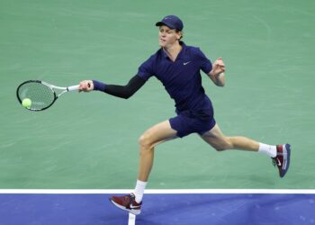 Jannik Sinner ketika menentang pemain Itali, Lorenzo Musetti pada perlawanan suku akhir Terbuka Amerika Syarikat (AS) di New York, hari ini. - AFP