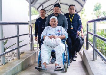NASIRUDDIN Mohd. Ali tiba di pekarangan Kompleks Mahkamah Sultan Salahuddin Abdul Aziz Shah bagi menghadapi 109 pertuduhan penggubahan wang haram di Mahkamah Sesyen, 
Shah Alam, Selangor, semalam. – UTUSAN/SADDAM YUSOFF