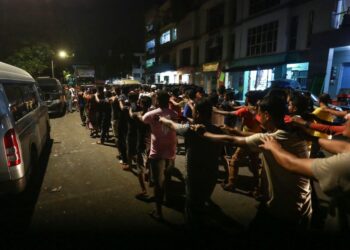 ‘BANGLA Market’ lumpuh selepas diserbu pihak berkuasa dan kemudian menahan pendatang asing tanpa izin (PATI) di Pulau Indah, Klang, Selangor, kelmarin. – UTUSAN/AFIQ RAZALI
