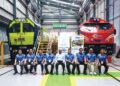 AHMAD Nizam Mohamed Amin (empat dari kanan) bersama delegasi yang menyertai lawatan teknikal di kilang pembuatan stokereta SMH Rail di Klang, semalam. – UTUSAN/AFIQ RAZALI