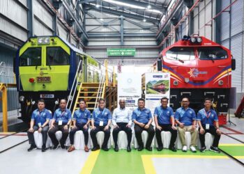 AHMAD Nizam Mohamed Amin (empat dari kanan) bersama delegasi yang menyertai lawatan teknikal di kilang pembuatan stokereta SMH Rail di Klang, semalam. – UTUSAN/AFIQ RAZALI