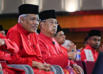 MUHYIDDIN Yassin bersama Hamzah Zainudin (kiri) ketika Perhimpunan Agung Tahunan (PAT) Parti Pribumi Bersatu Malaysia (Bersatu) 2025 di Shah Alam, minggu lalu.