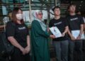 DAYANG Norakma Shaharuddin menerima dokumen daripada Tang Yi Ze mengenai kemasukan ke universiti di KPT Putrajaya. - UTUSAN/FAIZ ALIF ZUBIR