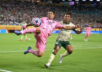 Bekas bintang Uruguay berusia 38 tahun itu digantung enam perlawanan kerana meludah seorang pegawai Sounders selepas terlibat dalam pergaduhan berikutan kekalahan 3-0 Miami. - AFP