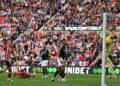 Pemain pertahanan Sunderland Omar Alderete (dua dari kiri) melihat tandukannya kembali dari palang semasa perlawanan bola sepak Liga Perdana Inggeris antara Sunderland dan Aston Villa di The Stadium of Light di Sunderland semalam. - AFP