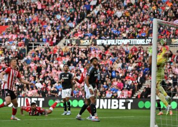 Pemain pertahanan Sunderland Omar Alderete (dua dari kiri) melihat tandukannya kembali dari palang semasa perlawanan bola sepak Liga Perdana Inggeris antara Sunderland dan Aston Villa di The Stadium of Light di Sunderland semalam. - AFP