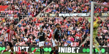 Pemain pertahanan Sunderland Omar Alderete (dua dari kiri) melihat tandukannya kembali dari palang semasa perlawanan bola sepak Liga Perdana Inggeris antara Sunderland dan Aston Villa di The Stadium of Light di Sunderland semalam. - AFP