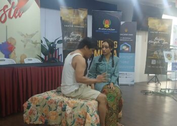 AKMAL AHMAD dan NESU Idrus dalam pementasan teater Sungai Mengalir Lesu