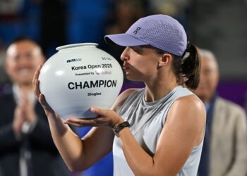 Iga Swiatek dari Poland meraikan kejayaan dengan trofi selepas menewaskan Ekaterina Alexandrova dari Rusia untuk memenangi perlawanan akhir perseorangan wanita pada kejohanan tenis Terbuka Korea di Seoul semalam. - AFP