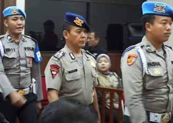 ROHMAT (tengah) didapati bersalah melanggar etika pasukan semasa perbicaraan tatatertib pada Khamis, namun tidak dipecat. – AGENSI