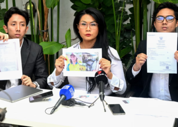 PEGUAM keluarga Byron Haddow, Ni Luh Arie Ratna Sukasari (tengah) menyatakan terdapat kemungkinan jantung yang dipulangkan dua bulan selepas kematian Haddow bukan miliknya. – AGENSI