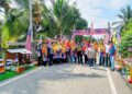 Sebahagian ahli blok ceria berada di kawasan landskap dan replika rumah peneroka serta hiasan Jalur Gemilang sebuah rumah di Felda Sungai Tekam, Jerantut, Pahang.